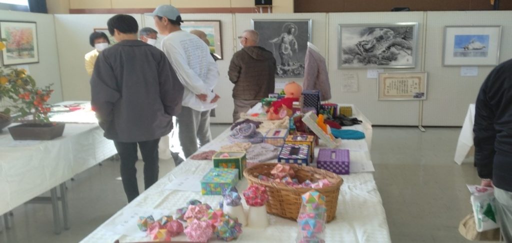 作品展示を見ている人々